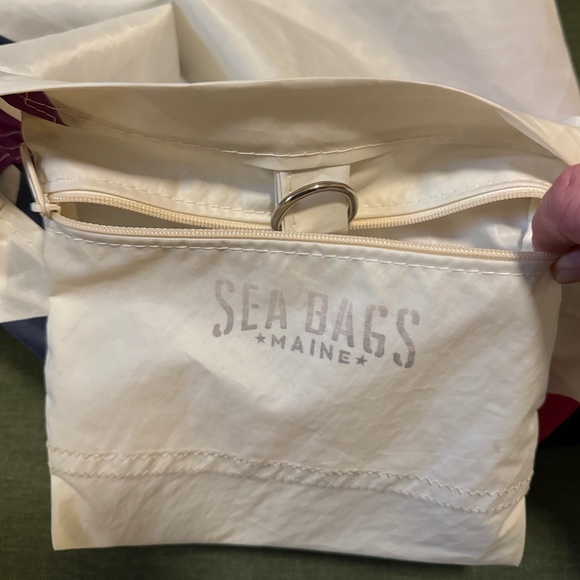 F2 Sail Crossbody Courier Bag - Picture 5 of 10